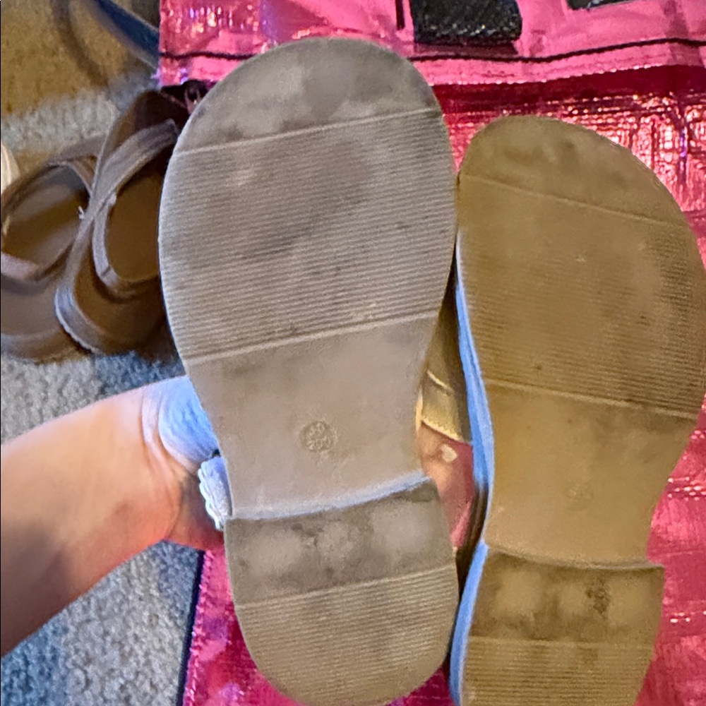 Charming Cream Kids Shoes with Bow and Pearl Details - Picture 3 of 5